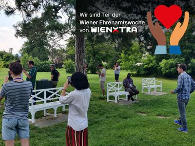 Menschen vermessen in einem Park mit den Smartphones Bäume. In das Bild ist das Logo der Wiener Ehrenamtswoche integriert.