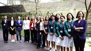 Wissenschaftsbotschafterin Julia Hofmann mit Schüler/innen