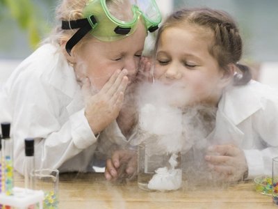 Zwei kleine Mädchen experimentieren in einem Labor