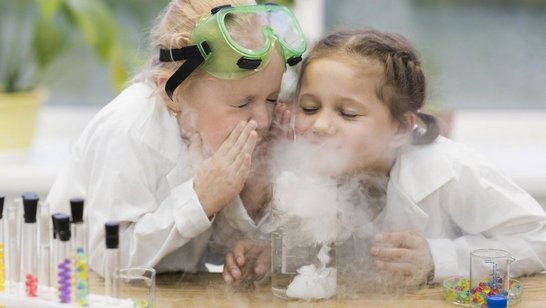 Zwei kleine Mädchen experimentieren in einem Labor