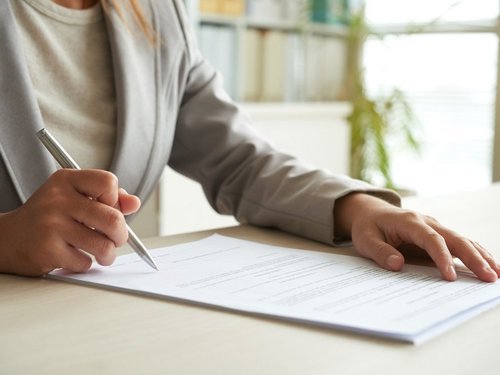 Person mit Stift und Zettel