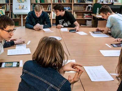 Schüler/innen arbeiten auf einem Tisch