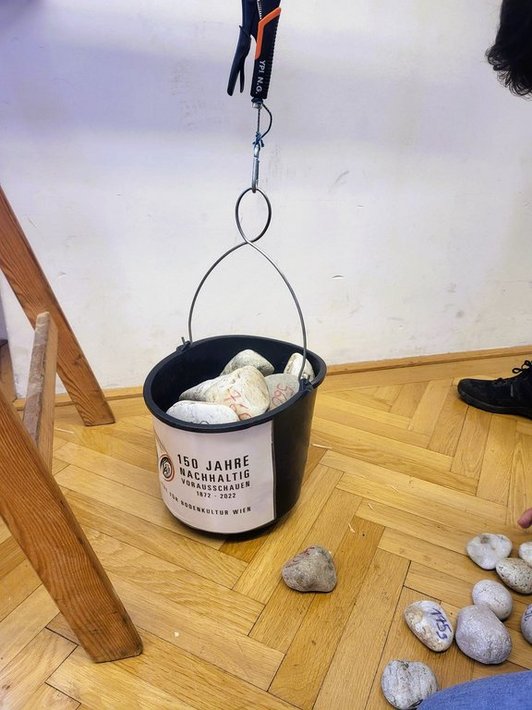 Kübel voller Steine