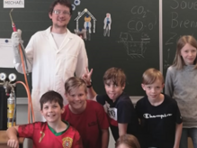 Wissenschaftsbotschafter mit Schüler/innen