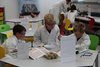 Drei Schüler experimentieren