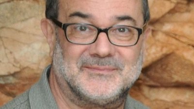 Porträt von Christian Köberl, älterer Mann um die 60 Jahre mit Brille