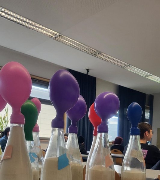 Flaschen mit Luftballons drauf