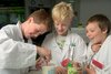 Drei Schüler experimentieren