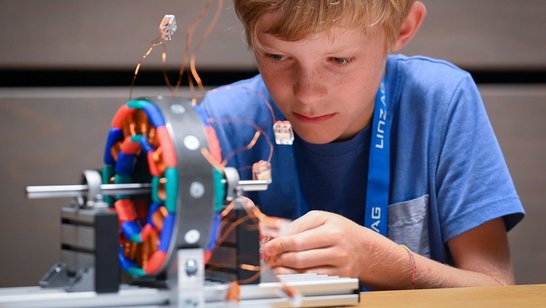 Junge arbeitet an einer elektrischen Maschine