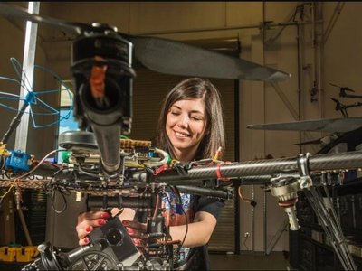 Frau arbeitet an der Technik einer Drohne
