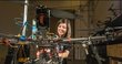 Frau arbeitet an der Technik einer Drohne