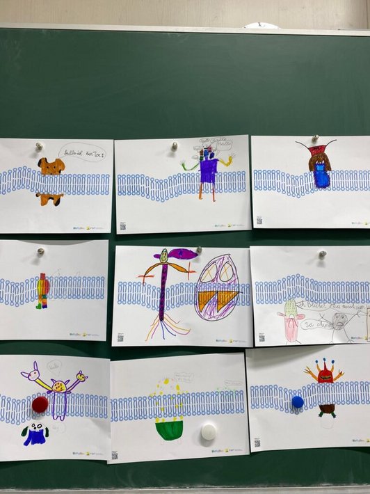 Selbstgezeichnete Comics auf der Schultafel
