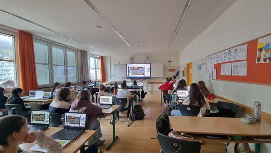 Schüler/innen vor ihren Laptops im Klassenzimmer