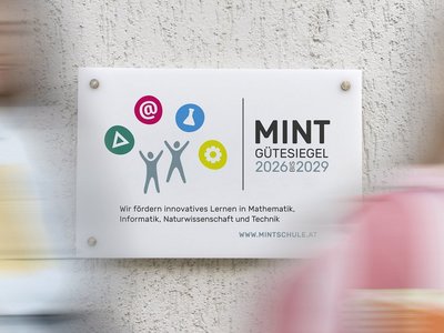 MINT-Gütesiegel 2026-29 an einer Wand montiert