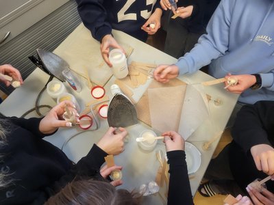 Experimente bei Workshops mit Wissenschaftsbotschaftern Tisch mit Bügeleisen, Flüssigkeiten und Bastelmaterial