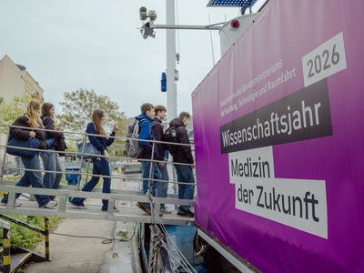 Schüler betreten die MS Wissenschaft