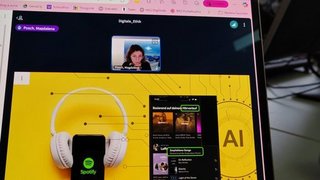 Tablet mit KI Abbildung mit Schülern im Hintergrund