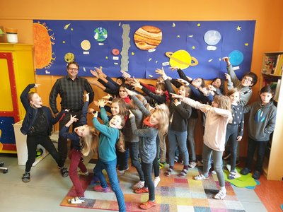 Young-Science-Botschafter Dr. Johannes Leitner besucht eine Schule