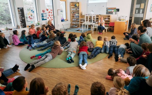 Wissenschaftsbotschafterin Böck im Workshop mit Kindern