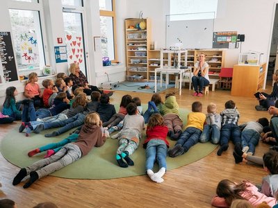 Wissenschaftsbotschafterin Böck im Workshop mit Kindern