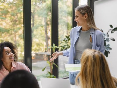 Personen halten eine Besprechung