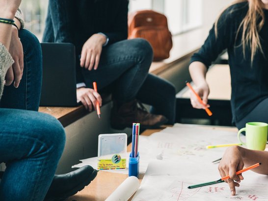 schülerinnen und Schüler arbeiten gemeinsam an einer Präsentation