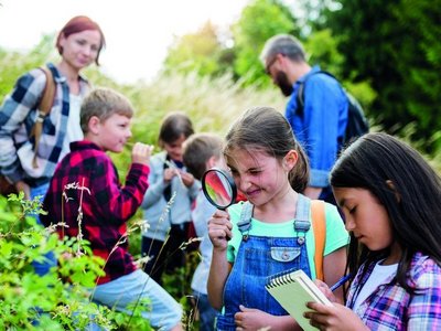 eine Gruppe von Schülerinnen und Schüler erforscht die Natur