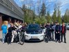 Scüler:innen rund um ein E-Auto