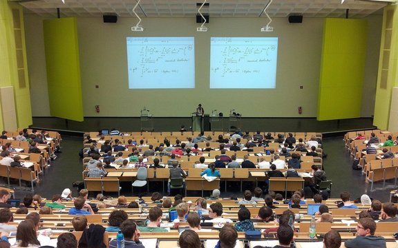 voll besetzter Hörsaal einer Universität