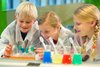 Kinder experimentieren mit Flüssigkeiten