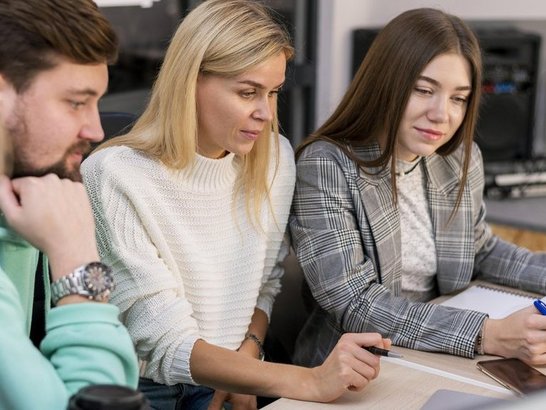 junge frauen, die etwas besprechen