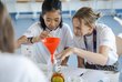Zwei junge Frauen arbeiten an einem Biologieexperiment