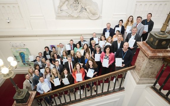 Verleihung des Young-Science-G?tesiegels f?r Forschungspartner Bild von allen Vertreter/innen der Forschungspartnerschulen