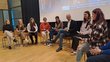 Schülerinnen und Schüler mit Wissenschaftsbotschafter bei einer Podiumsdiskussion