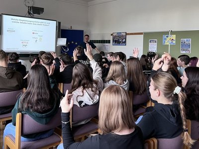 Schulklasse mit Wissenschaftsbotschafter