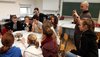 Schülerinnen beobachten Kunstobjekt
