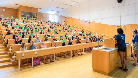 Hörsaal voll mit Kindern