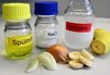 Gläser mit Proben und Obst davor 
