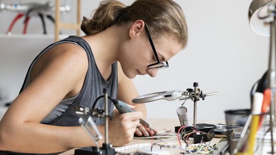 Frau arbeitet in ihrer Werkstatt für eine kreative Erfindung