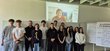 Gruppenfoto Schüler/innen der HAK Feldkirch mit Wissenschaftbotschafter Harald Armin Friedl