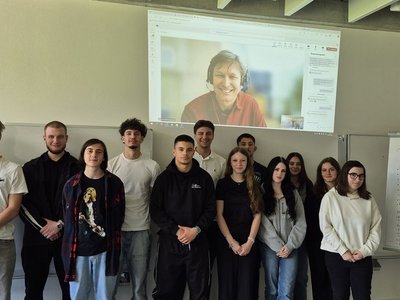 Gruppenfoto Schüler/innen der HAK Feldkirch mit Wissenschaftbotschafter Harald Armin Friedl