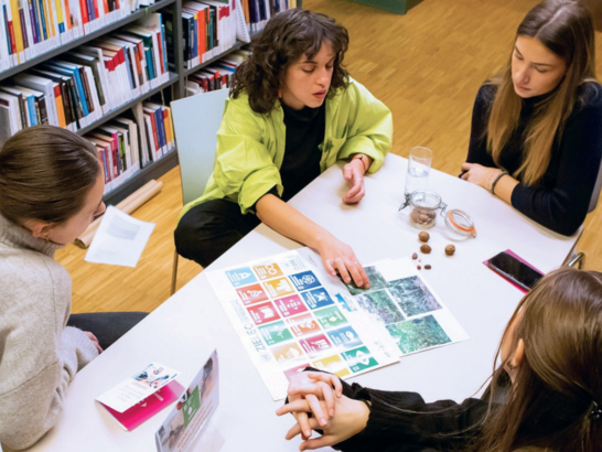 Junge Frauen arbeiten auf einem Tisch