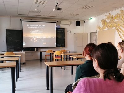 Dr. Stefan Wallner im Präsentationsraum am BORG Jennersdorf