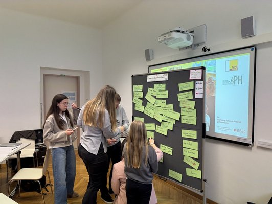 Studierende bei Workshop an Pinnwand