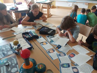 Schülerinnen und Schüler arbeiten in einem Workshop