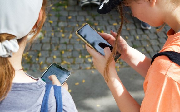 Schülerinnen mit Handy in der Hand