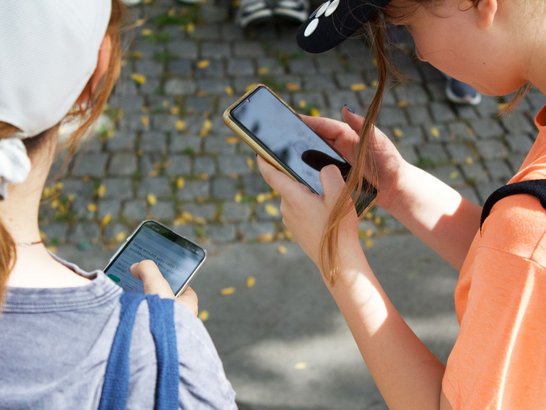 Schülerinnen mit Handy in der Hand