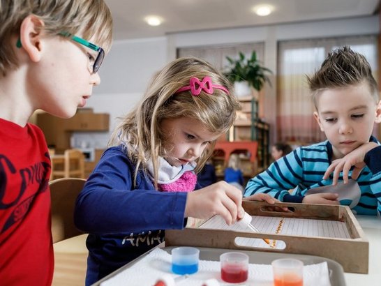 Volksschüler/innen führen ein Experiment durch 