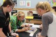 Schüler/innen und Lehrperson im Unterricht