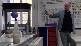 Wissenschaftsbotschafter Martin Altvater beim Besuch in der HLW 23